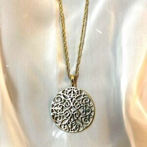 Elegant Gold Filigree Pendant Necklace